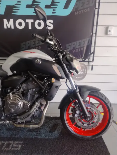 YAMAHA MT-07 700 ABS, Foto 2