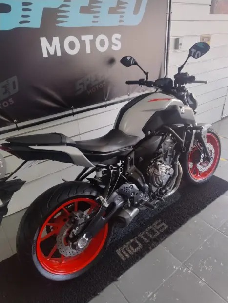 YAMAHA MT-07 700 ABS, Foto 3