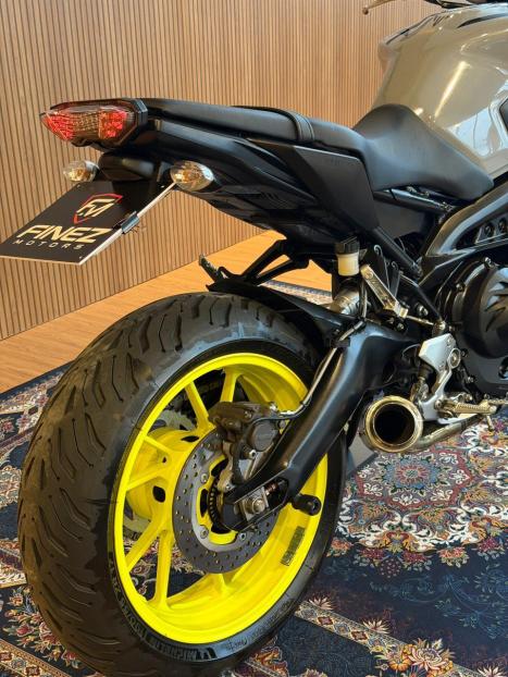 YAMAHA MT-09 850 ABS, Foto 2