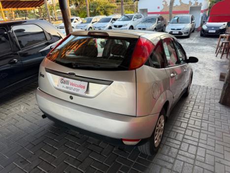 FORD Focus Hatch 1.8 16V 4P, Foto 4