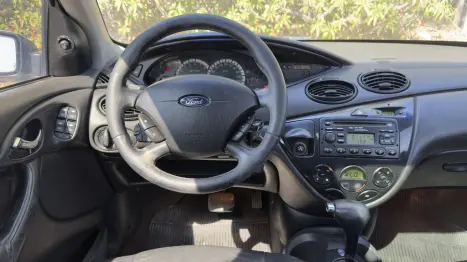FORD Focus Sedan 2.0 16V 4P GHIA, Foto 6
