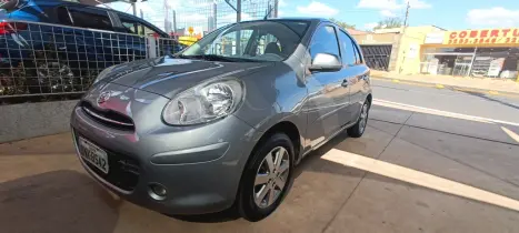 NISSAN March 1.6 16V 4P S FLEX, Foto 2