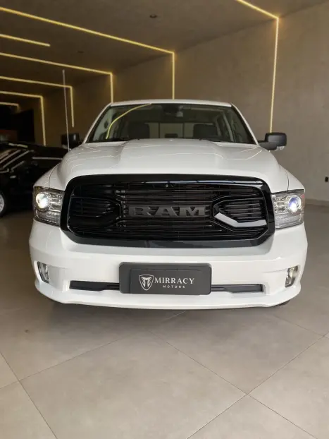 RAM Classic 5.7 V8 32V 4P HEMI LARAMIE AUTOMTICO, Foto 2