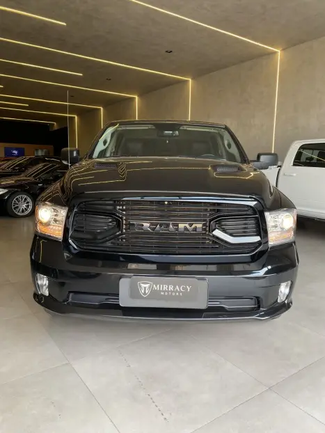 RAM Classic 5.7 V8 32V 4P HEMI LARAMIE NIGHT EDITION AUTOMTICO, Foto 2