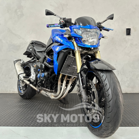 SUZUKI GSR 750 , Foto 4