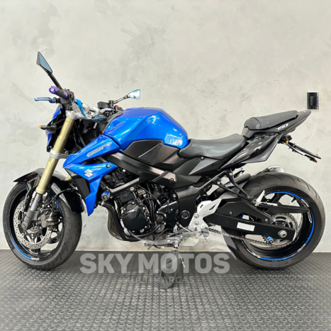 SUZUKI GSR 750 , Foto 13