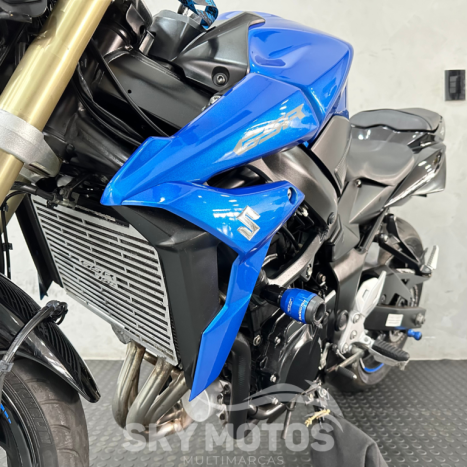 SUZUKI GSR 750 , Foto 17