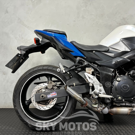 SUZUKI GSR 750 , Foto 2