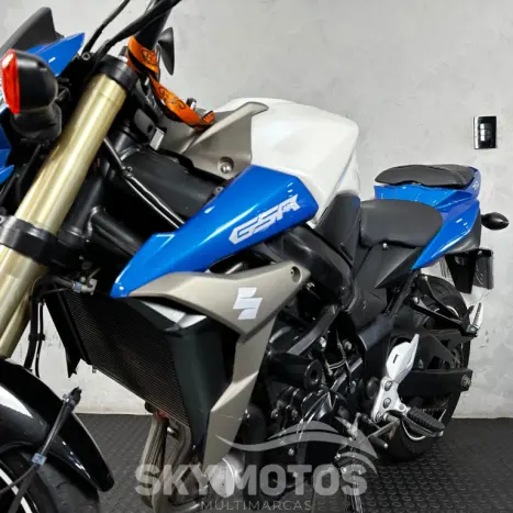 SUZUKI GSR 750 , Foto 15