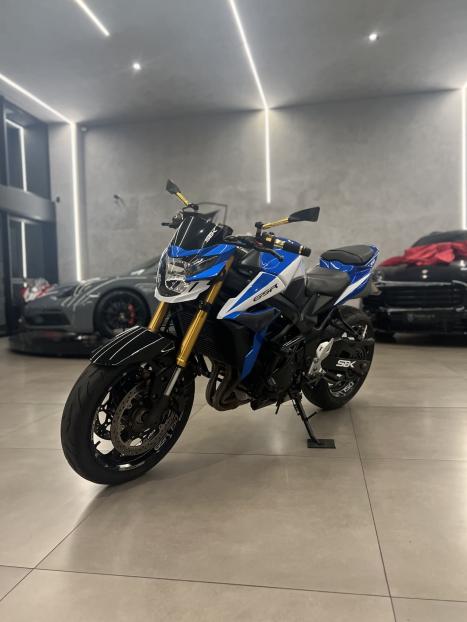 SUZUKI GSR 750 , Foto 3