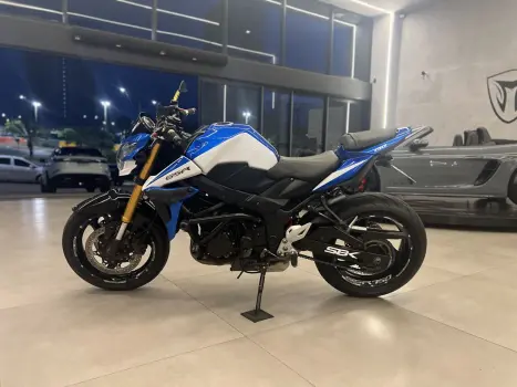 SUZUKI GSR 750 , Foto 4