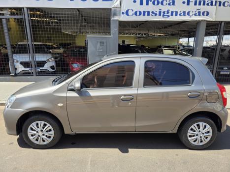 TOYOTA Etios Hatch 1.3 16V 4P FLEX X, Foto 2