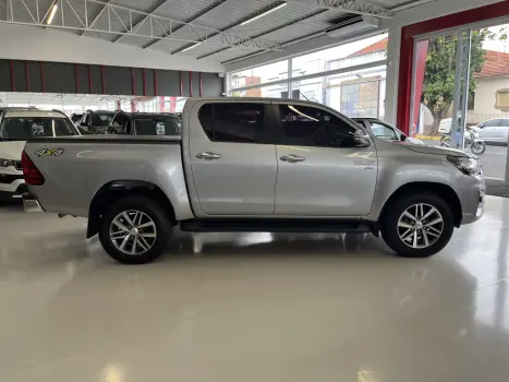 TOYOTA Hilux Caminhonete 2.7 16V 4P SRV FLEX 4X4  CABINE DUPLA AUTOMTICO, Foto 3