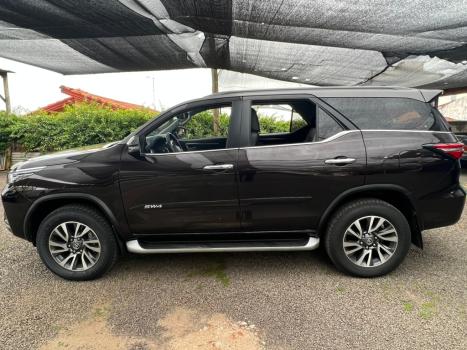 TOYOTA Hilux SW4 2.8 4P SRX 4X4 TURBO DIESEL AUTOMTICO, Foto 4