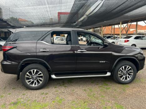 TOYOTA Hilux SW4 2.8 4P SRX 4X4 TURBO DIESEL AUTOMTICO, Foto 6