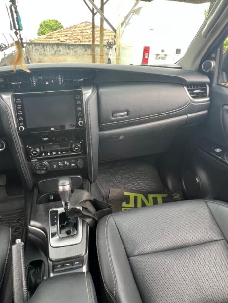 TOYOTA Hilux SW4 2.8 4P SRX 4X4 TURBO DIESEL AUTOMTICO, Foto 10