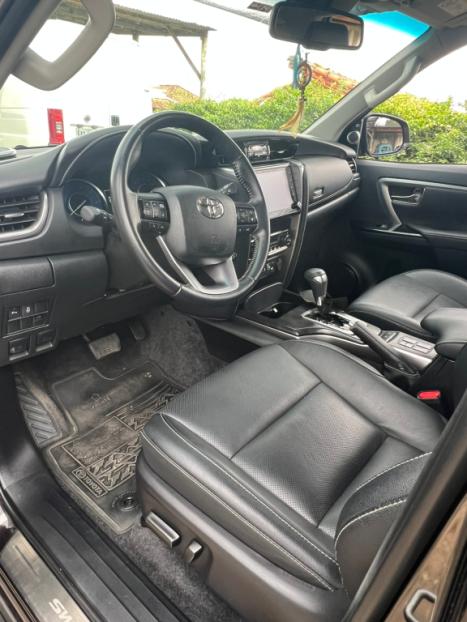 TOYOTA Hilux SW4 2.8 4P SRX 4X4 TURBO DIESEL AUTOMTICO, Foto 11