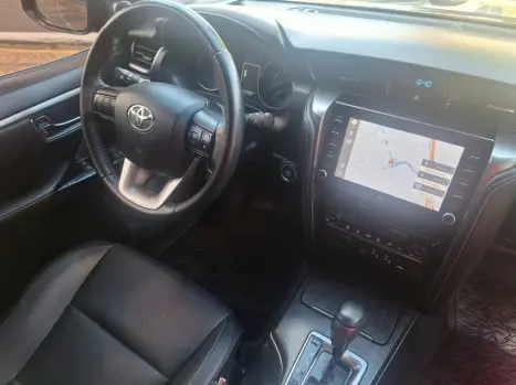 TOYOTA Hilux SW4 2.8 4P SRX 4X4 DIAMOND 7 LUGARES TURBO DIESEL AUTOMTICO, Foto 2