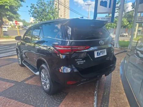 TOYOTA Hilux SW4 2.8 4P SRX 4X4 DIAMOND 7 LUGARES TURBO DIESEL AUTOMTICO, Foto 3