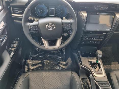 TOYOTA Hilux SW4 2.8 16V 4P SRX PLATINUM 4X4 7 LUGARES TURBO DIESEL AUTOMTICO, Foto 3