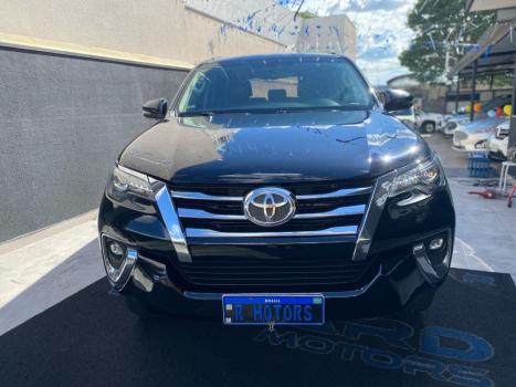 TOYOTA Hilux SW4 2.8 16V 4P SRX 4X4 7 LUGARES TURBO DIESEL AUTOMTICO, Foto 2