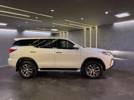 TOYOTA Hilux SW4 2.8 16V 4P SRX 4X4 7 LUGARES TURBO DIESEL AUTOMTICO, Foto 4