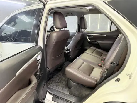 TOYOTA Hilux SW4 2.8 16V 4P SRX 4X4 7 LUGARES TURBO DIESEL AUTOMTICO, Foto 14