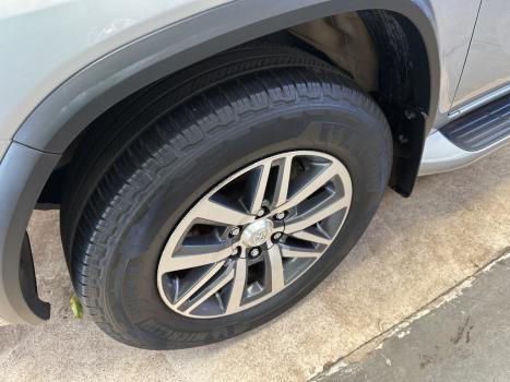 TOYOTA Hilux SW4 2.8 16V 4P SRX 4X4 7 LUGARES TURBO DIESEL AUTOMTICO, Foto 2