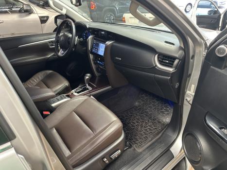 TOYOTA Hilux SW4 2.8 16V 4P SRX 4X4 7 LUGARES TURBO DIESEL AUTOMTICO, Foto 4