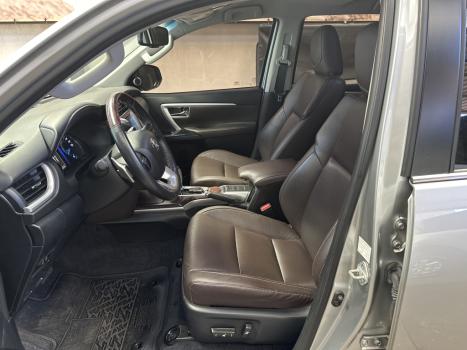 TOYOTA Hilux SW4 2.8 16V 4P SRX 4X4 7 LUGARES TURBO DIESEL AUTOMTICO, Foto 7