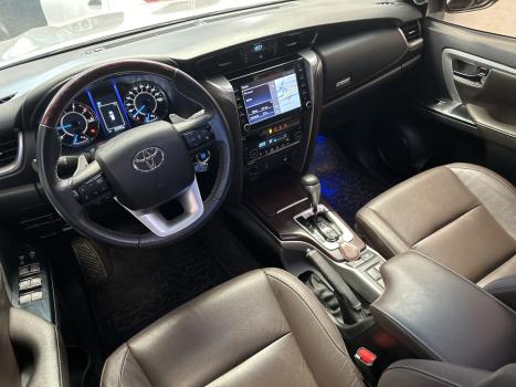 TOYOTA Hilux SW4 2.8 16V 4P SRX 4X4 7 LUGARES TURBO DIESEL AUTOMTICO, Foto 8