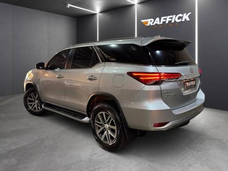 TOYOTA Hilux SW4 2.8 16V 4P SRX 4X4 7 LUGARES TURBO DIESEL AUTOMTICO, Foto 3
