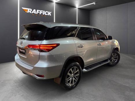 TOYOTA Hilux SW4 2.8 16V 4P SRX 4X4 7 LUGARES TURBO DIESEL AUTOMTICO, Foto 4
