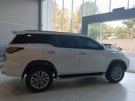 TOYOTA Hilux SW4 2.8 16V 4P SRX 4X4 7 LUGARES TURBO DIESEL AUTOMTICO, Foto 4