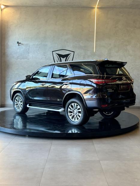 TOYOTA Hilux SW4 2.8 16V 4P SRX 4X4 7 LUGARES TURBO DIESEL AUTOMTICO, Foto 3