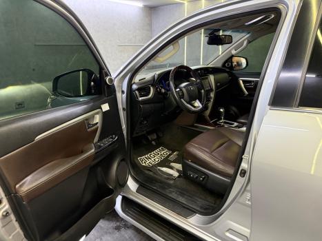 TOYOTA Hilux SW4 2.8 4P SRX 4X4 TURBO DIESEL AUTOMTICO, Foto 8
