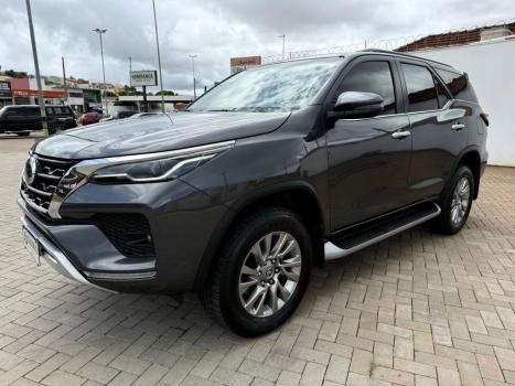 TOYOTA Hilux SW4 2.8 16V 4P SRX 4X4 7 LUGARES TURBO DIESEL AUTOMTICO, Foto 3