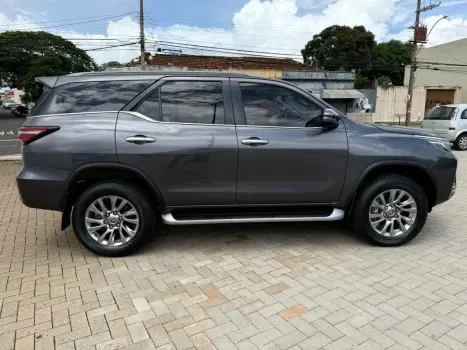 TOYOTA Hilux SW4 2.8 16V 4P SRX 4X4 7 LUGARES TURBO DIESEL AUTOMTICO, Foto 4