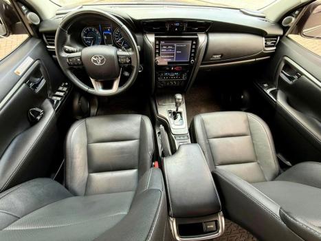 TOYOTA Hilux SW4 2.8 16V 4P SRX 4X4 7 LUGARES TURBO DIESEL AUTOMTICO, Foto 10
