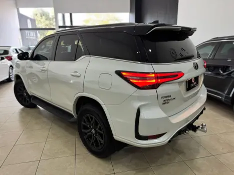 TOYOTA Hilux SW4 2.8 16V 4P GR-S 7 LUGARES 4X4 TURBO DIESEL AUTOMTICO, Foto 5