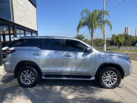 TOYOTA Hilux SW4 2.8 16V 4P SRX 4X4 7 LUGARES TURBO DIESEL AUTOMTICO, Foto 4