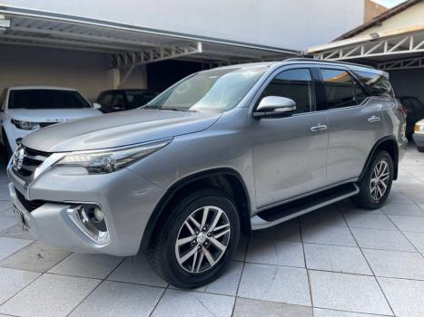 TOYOTA Hilux SW4 2.8 16V 4P SRX 4X4 7 LUGARES TURBO DIESEL AUTOMTICO, Foto 2