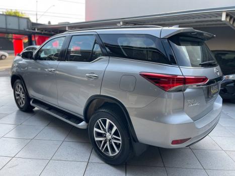 TOYOTA Hilux SW4 2.8 16V 4P SRX 4X4 7 LUGARES TURBO DIESEL AUTOMTICO, Foto 3