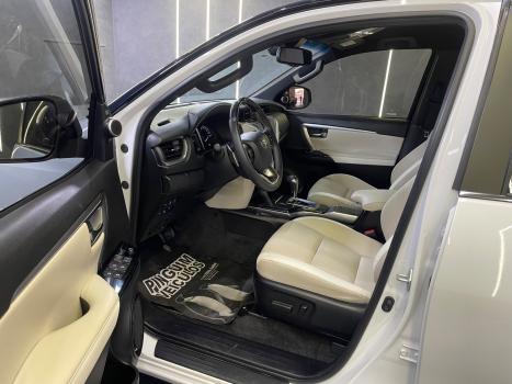 TOYOTA Hilux SW4 2.8 4P SRX 4X4 DIAMOND 7 LUGARES TURBO DIESEL AUTOMTICO, Foto 13