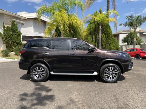 TOYOTA Hilux SW4 2.8 16V 4P SRX 4X4 7 LUGARES TURBO DIESEL AUTOMTICO, Foto 3