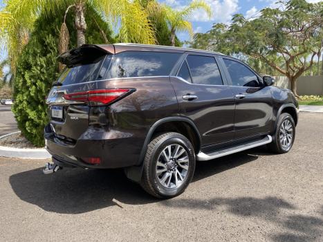 TOYOTA Hilux SW4 2.8 16V 4P SRX 4X4 7 LUGARES TURBO DIESEL AUTOMTICO, Foto 5