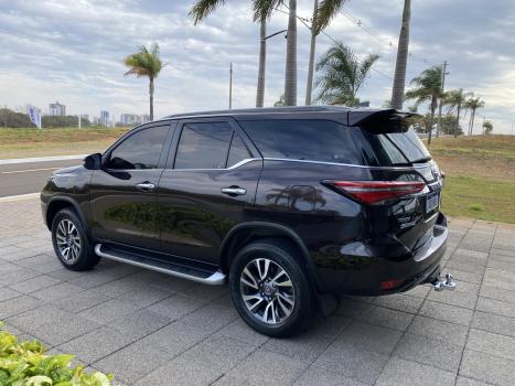 TOYOTA Hilux SW4 2.8 16V 4P SRX 4X4 7 LUGARES TURBO DIESEL AUTOMTICO, Foto 4