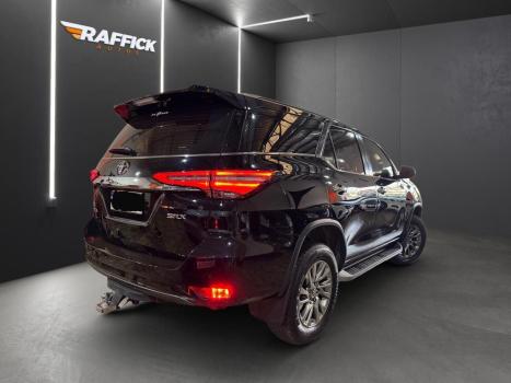 TOYOTA Hilux SW4 2.8 16V 4P SRX 4X4 7 LUGARES TURBO DIESEL AUTOMTICO, Foto 4