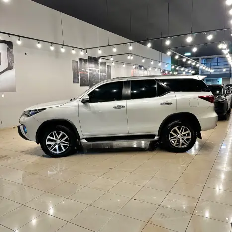 TOYOTA Hilux SW4 2.8 16V 4P SRX 4X4 7 LUGARES TURBO DIESEL AUTOMTICO, Foto 3