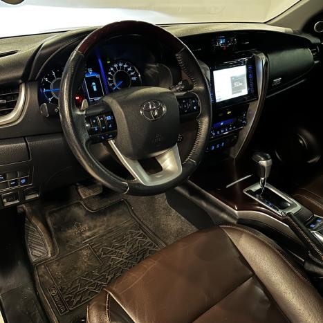 TOYOTA Hilux SW4 2.8 16V 4P SRX 4X4 7 LUGARES TURBO DIESEL AUTOMTICO, Foto 7